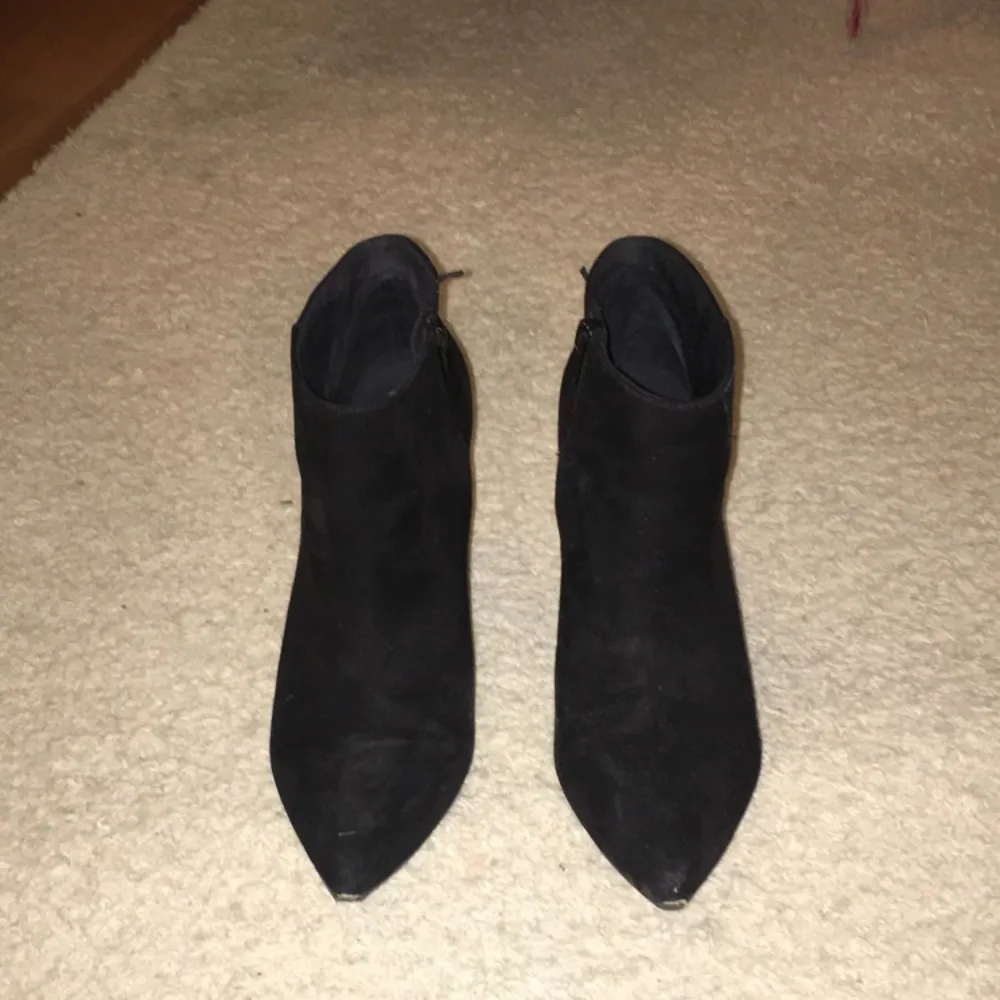Svarta matta skor från H&M, storleken ligger på 40/41. Dem är använda men i fint skick, lite slitna. frakt tillkommer om varan behövs att skickas🦋. Skor.