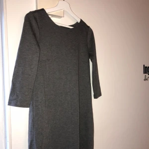  - Grå klänning Köparen står för frakten😃