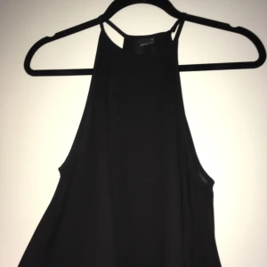  - Söt svart chiffong topp. Kommer tyvärr inte till användning men är perfekt för en utekväll tillsammans med en snygg bralette! Fler bilder kan skickas vid förfrågan. Frakt tillkommer