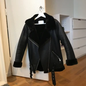  - Bikerjacka från Zara, använd 2gånger, toppen skick/ Nypris 999kr