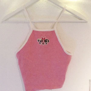  - Rosa halter neck croptop från Zara, med PowerPuff-tryck gjort hemifrån! Endast använd ett fåtal gånger. Om kund bor utanför Lund/Malmö får den stå för pris av frakt <33