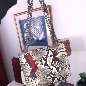  - Som ny, från mango! Super snygg men måste rensa bland mina väskor och denna står bara i rummet, bättre om den kommer till användning!😃😃