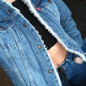  - Frakt är inkluderat i priset, världens mysigaste jacka. Säljes för snabbt behov av pengar