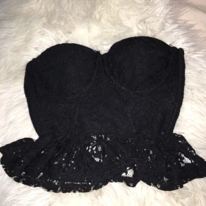  - Supersöt topp från bikbok! XS och inbyggd BH med push up effekt)!
