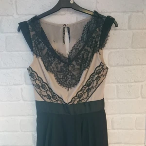  - Klänning i fint skick från Nelly.strl s.  Kan frakta samt mötas upp. 