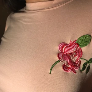  - 🌸rosa t-shirt med blombroderi. aldrig använd 🌸