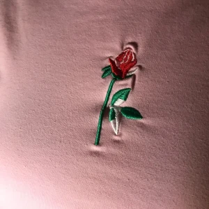  - 🌸rosa t-shirt med blombroderi. strl ca S-L. aldrig använd. 🌸