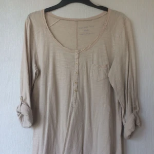  - Blus från Kappahl, använd ett fåtal gånger och i fint skick förutom en saknad knapp längst ner.