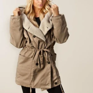  - Jeane Blush Linni Jacket i stl small. Supermysig vinterjacka med stor luva. Använd men mycket bra skick. Inga fläckar, endast lite noppror inne i fodret men inget som syns när man använder jackan. Köparen står för frakten.