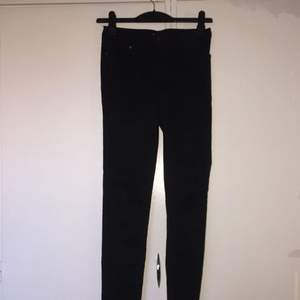 Svarta stretchiga jeans från H&M i strl 34. Knappt använda.