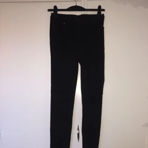  - Svarta stretchiga jeans från H&M i strl 34. Knappt använda.