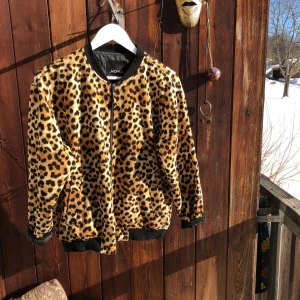  - Storlek XS/S, men skulle rekommendera S. Knappt använd över huvud taget, som ny. Härlig vårjacka. Frakt 45kr.