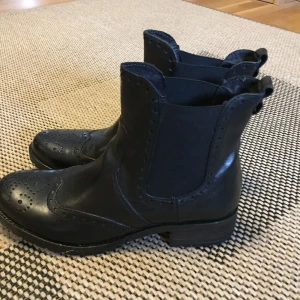  - Svart kängor aldrig använda (var för stora till mig). Nypris 999kr