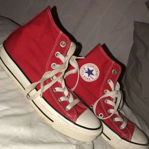  - Äkta röda converse, använd ca 3 gånger så dom är i bra skick säljer pga att dom är försmå och faller mej inte i smaken, swish går bra köpare står för frakten
