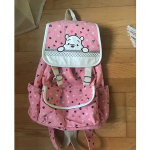  - Nalle Puh ryggsäck 🎒  Väldigt stor och fin har bara använt den 1 gång ✨  Köparen står för frakten! 📮  Katt finns i hemmet 🐈