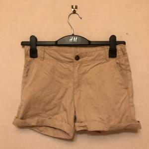 Beigea gamla shorts från H&M. Väldigt sköna. Går att dra åt med resår på insidan i midjan. Storlek 152/11-12Y. Frakt tillkommer.