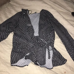  - Säljer denna gulligs blus i Stl S.  Mörkblå med vita prickar 