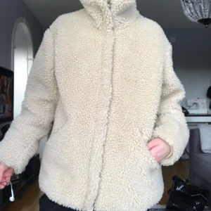  - Jättefin lurvig jacka från hm. Finns fortfarande kvar i sortimentet, nypris 499. Säljer pga för stor, använd fåtal gånger. Möts upp i Stockholm annars tillkommer frakt! 