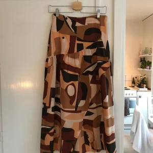  - Kjol från Rodebjer ”Eve Blocks”, aldrig använd, lapparna sitter kvar. Möts upp i Sthlm eller skickar mot fraktkostnad.