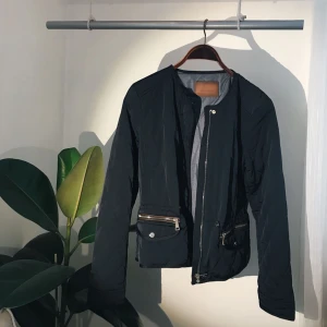  - Marinblå ”ridinspirerad” jacka från Zara. Mycket lite använd