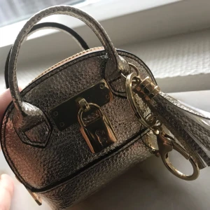  - Charmig nyckelknippa med miniatyr väska , ny