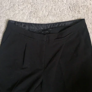  - Så fina kostymbyxor från new look! Fint skick. Pressveck i benen. 🙂 frakt ingår.