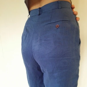  - Så himla snygga byxor köpta på secondhand. De är helt i linne och väldigt bra kvalitet! Höga i midjan och raka ben, snygg blå färg! Måste tyvärr sälja pga lite för små. 