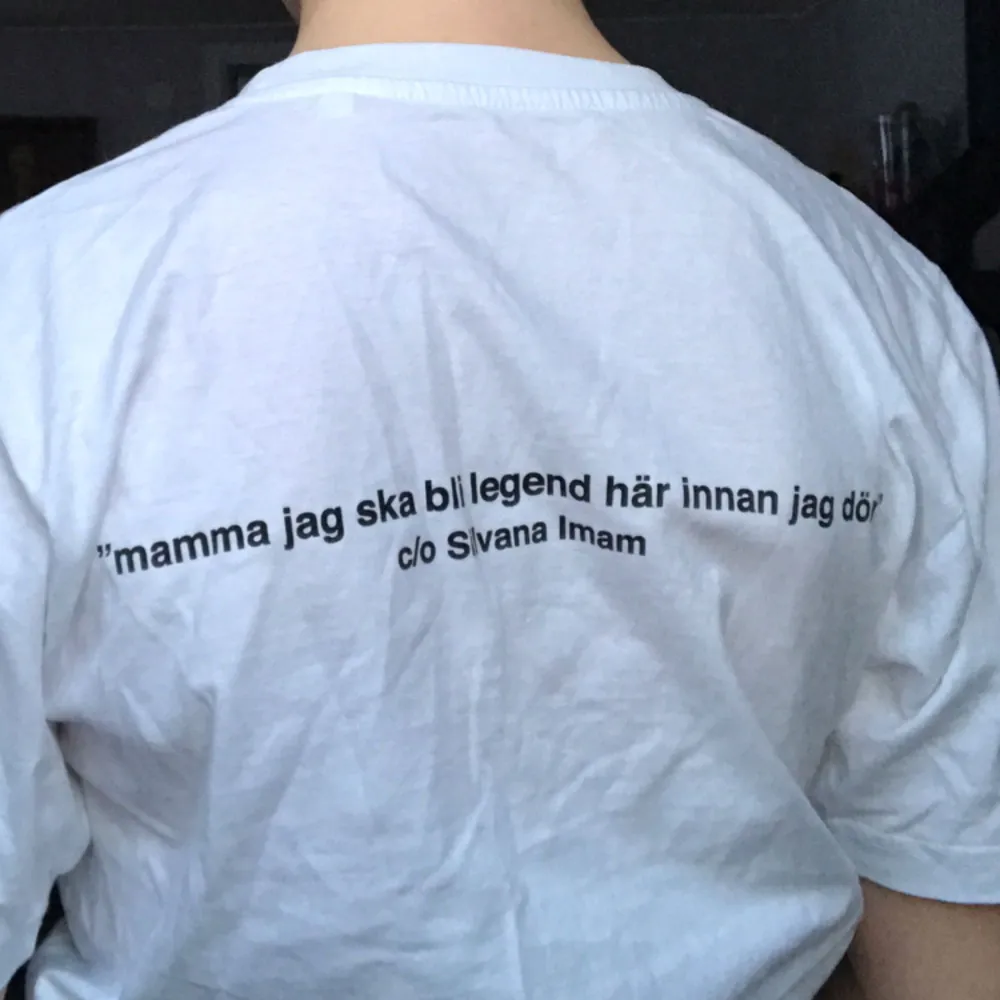 Silvana Imam - Anti Versace t-shirt!!🌟🌟  Skönt material, snygg passform, tryck båda bak och fram!! På baksidan står det 