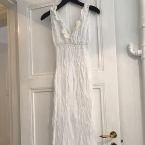  - Långklänning (skall givetvis vara struken egentligen). Använd ett midsommarfirande, annars oanvänd.