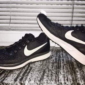 ❌ NIKE PEGASUS ZOOM❌ Helt i Nyskick!! Använda enbart en gång!! Nike Pegasus 34 är perfekt för dig som ska börja träna. Denna såkallade allt i allo sko funkar både inne och ute, korta löpsträckor, lätt styrketräning och helt perfekt till gruppträning! Funkar väldigt bra som jobbskor! Jobbar själv med Nike skor så har ni frågor om support och stötdämpning så bara skriv!!! ⭕️⭕️ HELT NYA!! 38.5! Har själv 37 men dom passar. Nypris: 1200kr, säljer för 600kr! Snabb affär 500