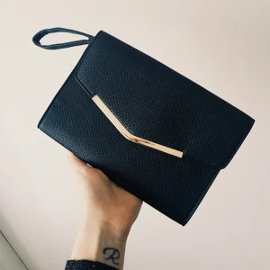  - Clutch väska. Använt skick men fint skick. Mötes upp i Uppsala 