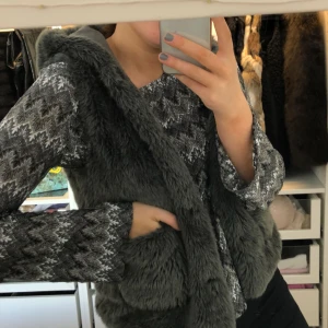  - Super populär pälsväst med luva och fickor från Zara kids, men passar S-M!
