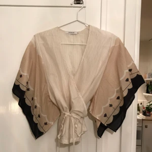  - Omlottblus från Rodebjer, använd en gång och är i jättefint skick! Möts upp i Sthlm eller skickar mot fraktkostnad. 