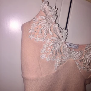  - Beige/puderpersik XS klänning från Nelly one  Som nya 