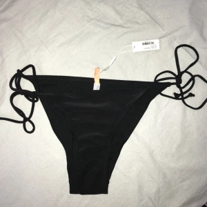  - Oanvänd bikiniunderdel från Nelly med lapparna kvar. Står L, antar att den passar lite olika storlekar pga justerbar men tycker den är mer S-M