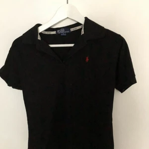  - Svart pike tröja från polo by Ralf lauren. Använd fåtal gånger och är i nyskick! 💗 + frakt 40 kr!  50% GÅR TILL VÄLGÖRENHET!! Tar endast swish 🌸