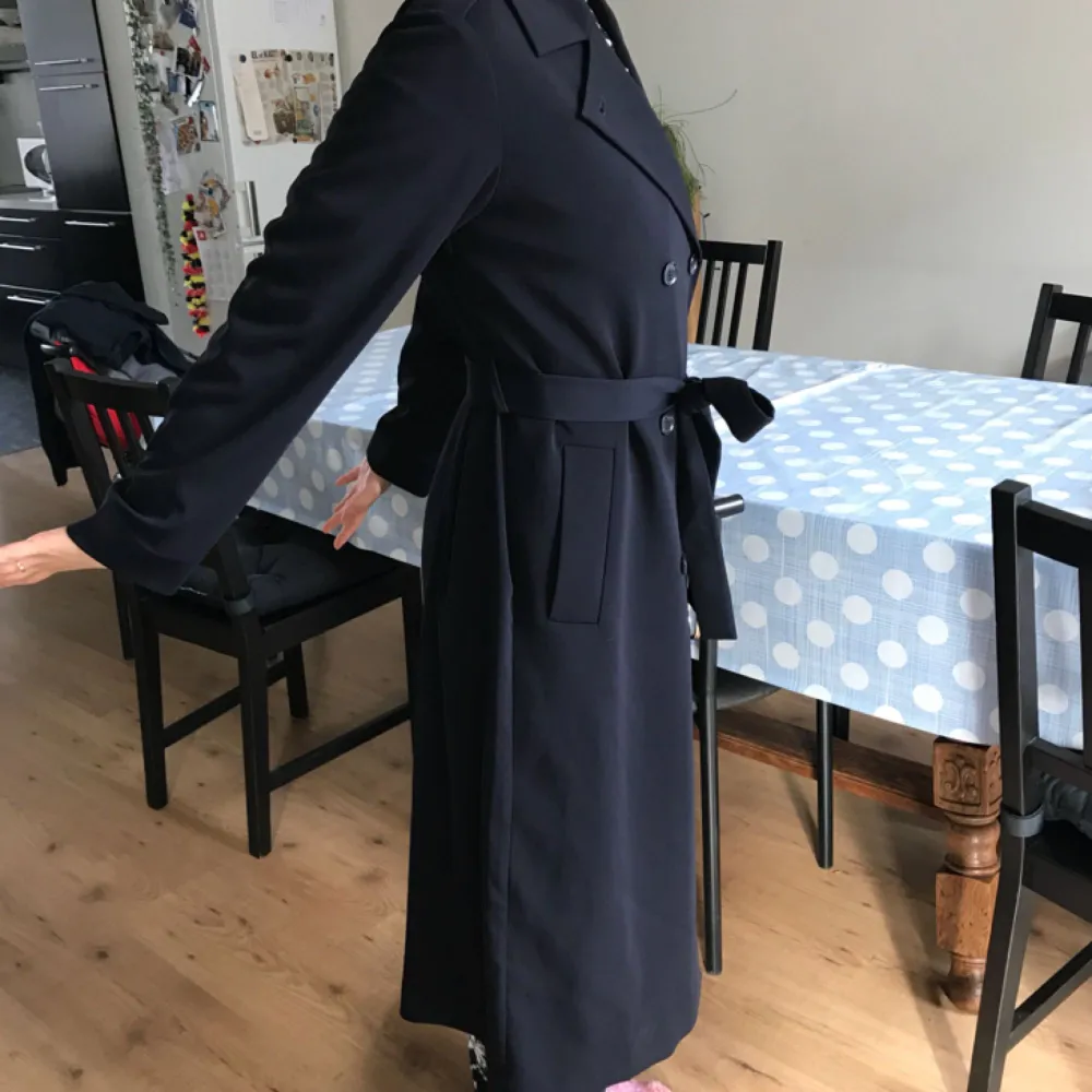 Owow it’s a trench coat long. I’m a 1.68 and this coat falls right above my ankle. It’s super new, rarely worn. Marine blue. I had a marine blue period and now I’m falling out of it. . Jackor.