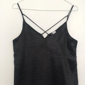  - Linne med glans och fina detaljer från H&M Divided. Köparen står för frakt✨