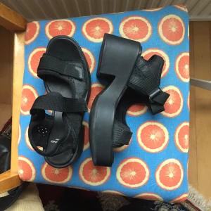  - Platåsandaler(modell Dioon) från Vagabond i strl 38, helt oanvända pga inte riktigt min stil. Köpare betalar frakt eller så kan jag mötas upp i Stockholm!