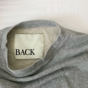  - Biker-sweater med dragkedjor på ärmarna från BACK i storlek 36. Möts upp i Stockholm alternativt står köparen för frakten ✨