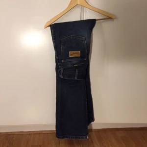  - Supersnygga bootcut jeans från wrangler. Favoritjeansen som jag tyvärr växt ut. Formar kroppen superfint!