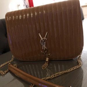  - Helt ny YSL chain bag inspirerad, pris 500kr.