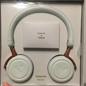  - Snygga gråa hörlurar med roséfärgade detaljer! Trådlösa men finns även med sladd! Tillkommer även laddare och 1års garantikort! Använda/testade 2-3 gånger    max!! Säljer pga inte min stil! Nypris:1500kr  mitt pris:400kr  Hämtas i centrala gbg!