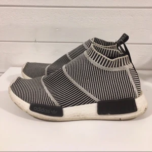  - Lite för små för mig, så tänkte att de kanske kan hitta ett nytt hem. EU 43/43.5.  Inte original.  Kan skickas mot frakt.  Skick: använda. Kommer självklart tvättas innan de skickas