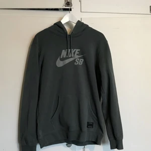  - En Nike SB-hoodie som är köpt i Barcelona. Tyvärr tappat ena ”flärpen” på banden som spänner huvan därför det billiga priset! Annars i bra skick, 7/10 skulle jag säga. 