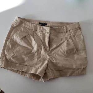  - Beiga shorts från hm. (Frakt tillkommer om du ej kommer och hämtar) 