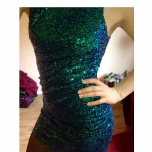  - Snygg paljettklänning från h&m divided. Knappt använd. Strl 36 men passar även för en 34. Frakt tillkommer 