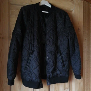  - Svart vadderad bombarjacka från solo. Fantastiskt fin på! Köparen står för frakt. Använd ett fåtal gånger. 