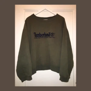  - Svinsnygg sweater i militärgrön färg från Timberland med tryck på framsidan i typ mörkmörkblå färg. Snygg både lite oversized elr inte och den är VARM o mysig. Bara använt fåtal gånger🦋   Pga stort intresse kör jag budgivning just nu!! Kommer avsluta den imorgon vid kl 20, ledande bud är 300kr💸 Frakt betalas av köparen elr så möts vi upp i Stockholm!💐💎