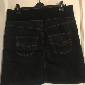  - Gravidjeanskjol från polarn och pyret i storlek 42